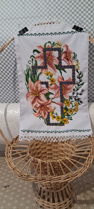 Вишитий бісером пасхальний рушничок на кошичок.