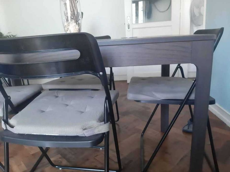 Mesa de jantar e cadeiras