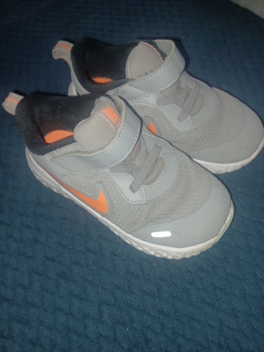 Adidasy dziewczece lub chlopiece.
