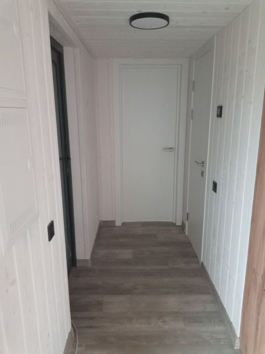 Монтаж міжкімнатних  дверей та плінтуса