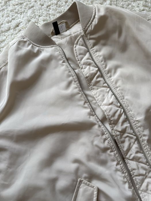 Бомбер H&M.
