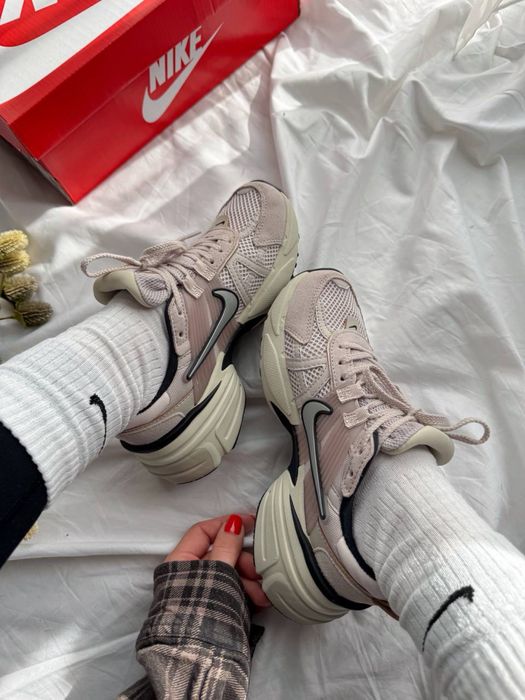 Трендові сплртивні кросівки Nike V2K Runtekk Pink найк в2к рунтекк