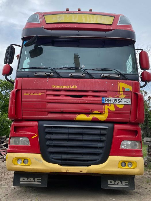 Вантажний сідловий тягач DAF XF 105.510 з двома вантажними осями