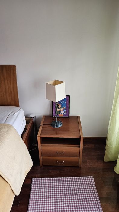 Cama de casal moderna com colchão 160x200 e 2 mesas de cabeceira