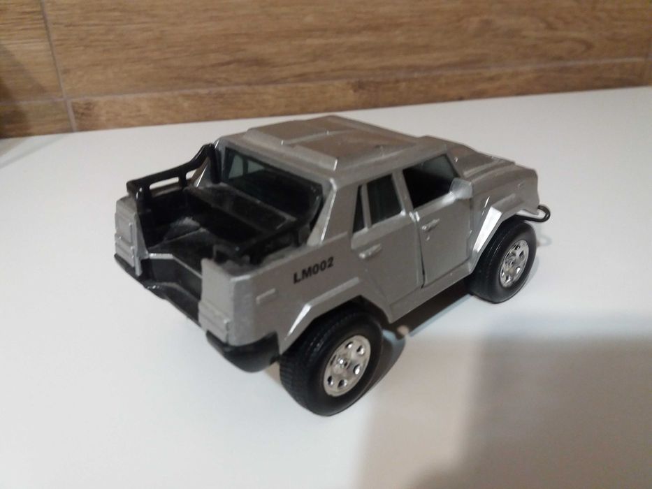 model Lamborghini LM002