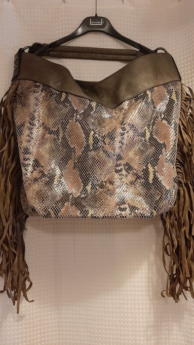 Malas senhora  uma  preta  outra beije  , novas