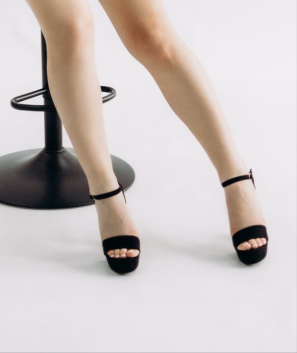 Босоніжки на каблуку