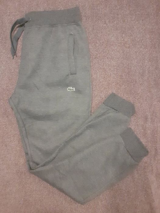 Dresy meskie z logo Lacoste.