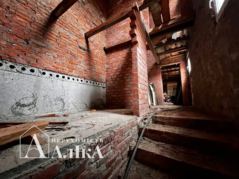 Продам великий будинок в серці Бакоти