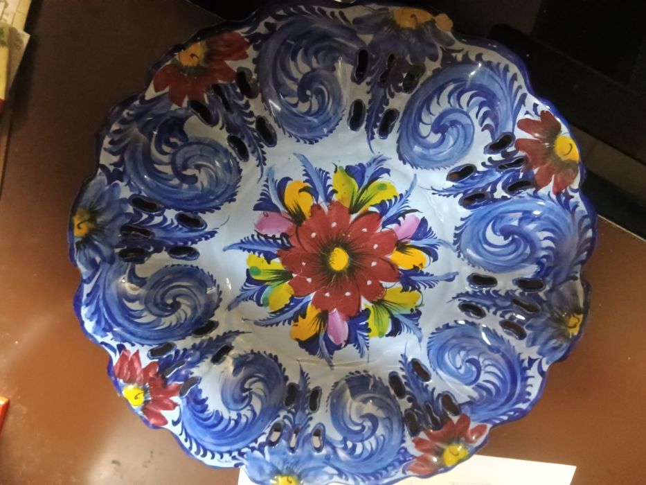 Selling decorative plates.446819132695521280
