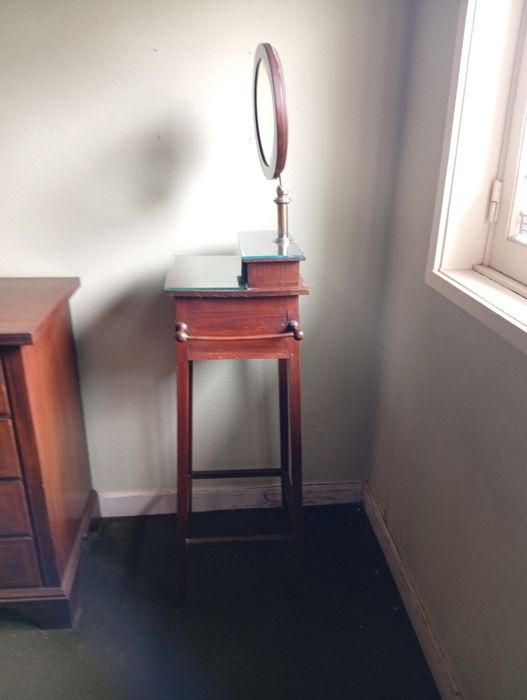 Toucador alto com espelho redondo