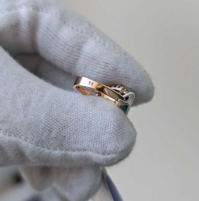 Золота каблучка 3.74 гр 585 пр 16.5р з перлиною та діамантами (0.11 кт