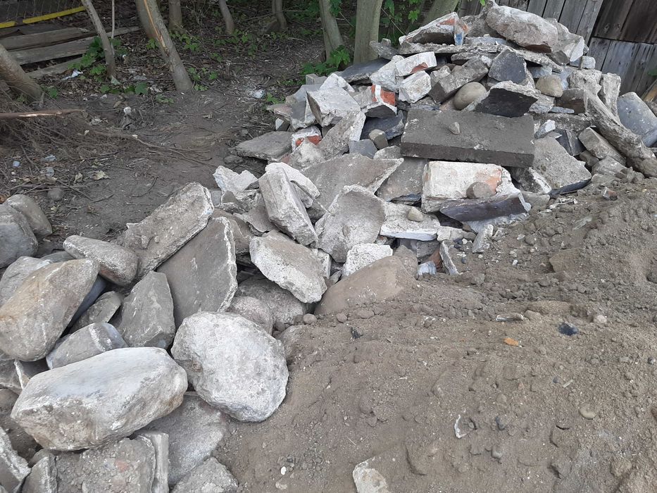 Gruz _ piasek i cegła z betonem
