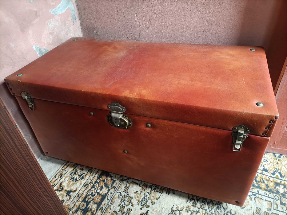 Móveis e arca antiga