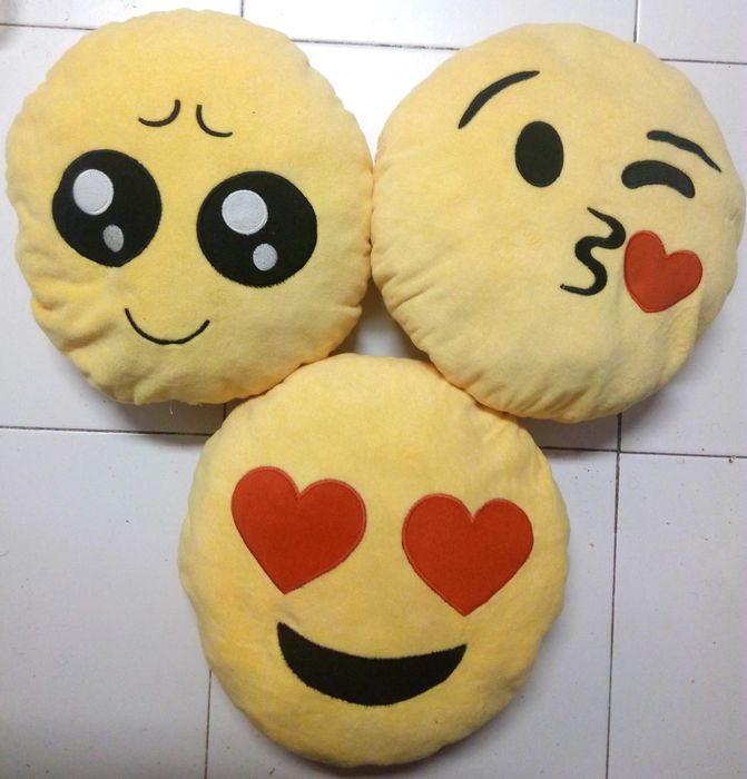 Conjunto de 3 almofadas emoji.