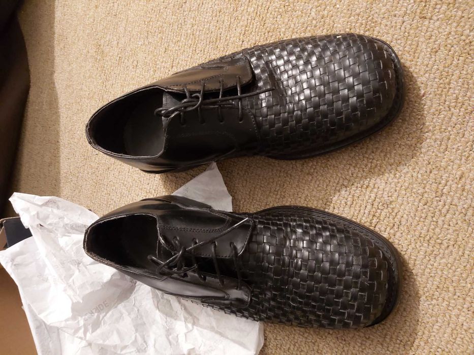 Sapatos pretos em pele