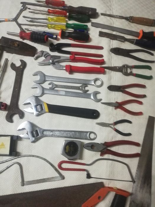 Lote de ferramentas,desde chaves inglesas, de parafusos, serrotes,