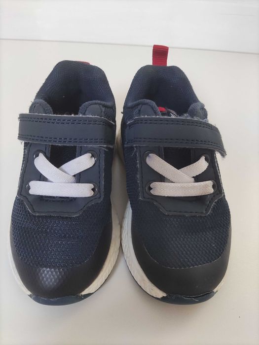 Sapatilhas e sapatos criança