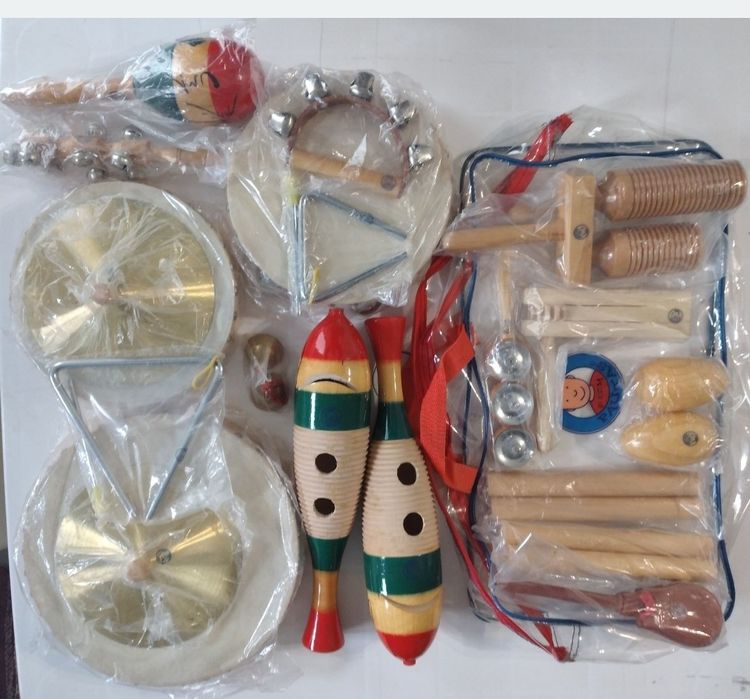 20 Instrumentos musicais novos no saco original