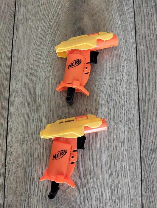 Dwa małe pistolety NERF