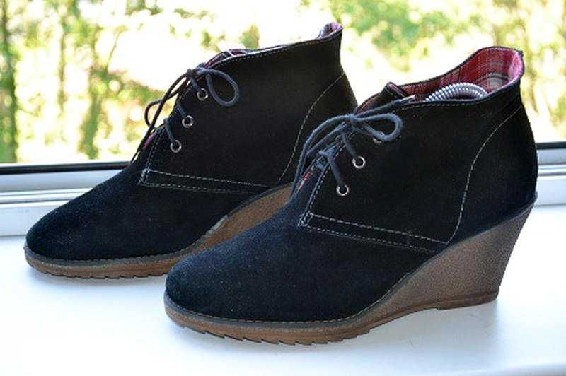 Замшеві черевики ботільйони на танкетці ТМ 'Tamaris' р-р 40 (25,8 см)