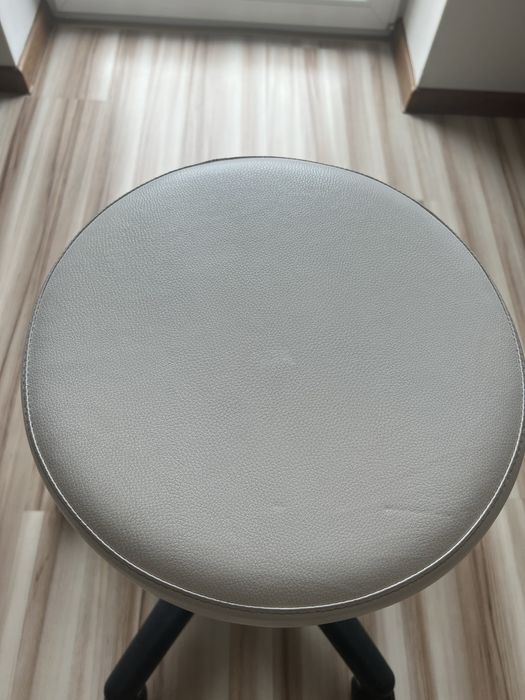 Taboret kosmetyczny na kółkach