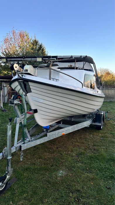 Łódź kabinowa z wózkiem(możliwość transportu)