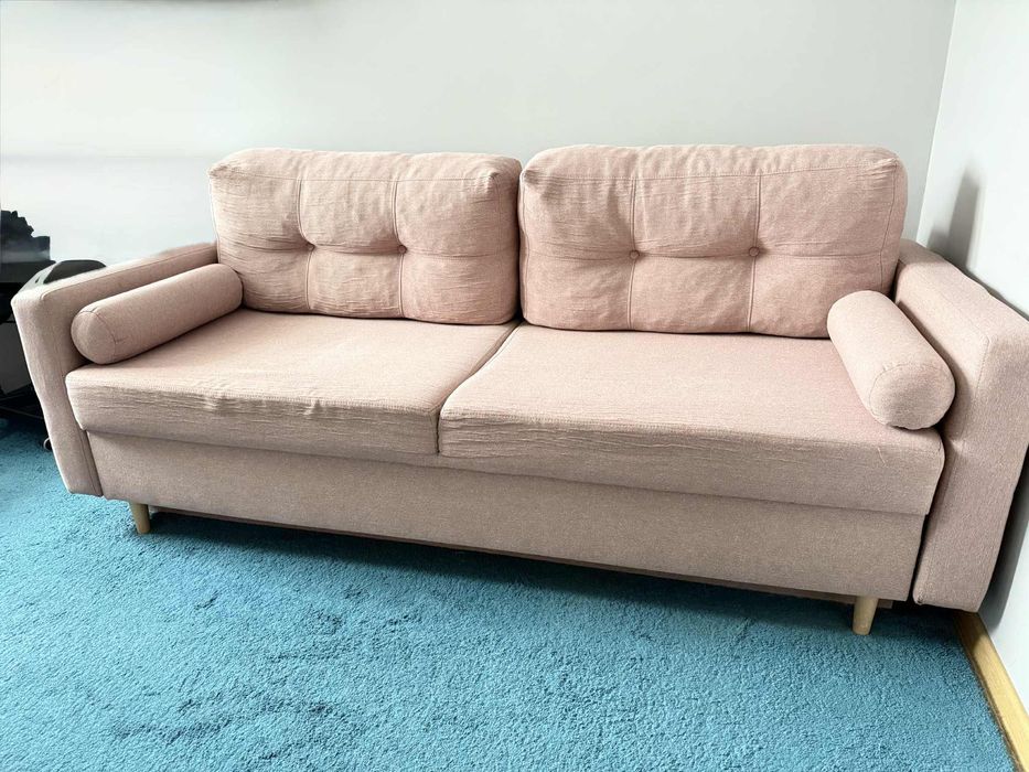 Sofa pudrowy róż z funkcją spania