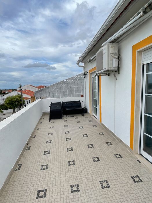 Apartamento T1+2 com terraço, varanda e sótão aproveitado em Salvaterra de Magos