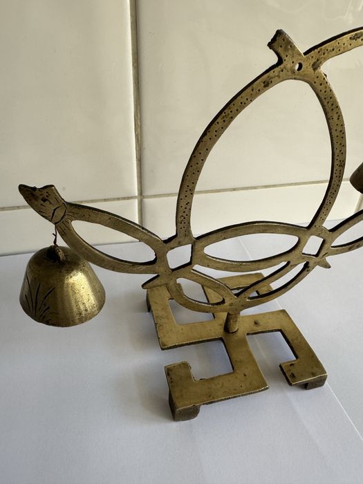 Objeto, artefato origem artesenal em metal. Falta de uma aste