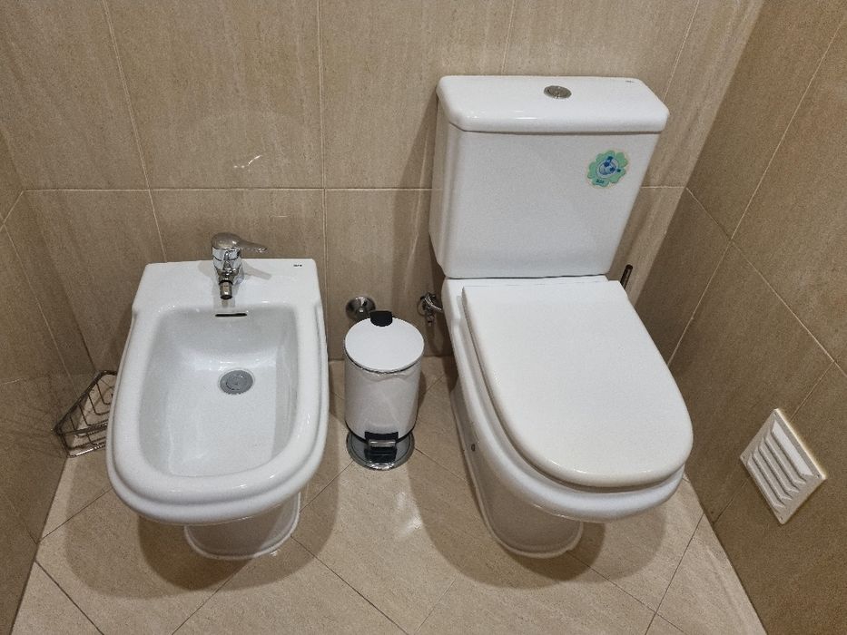 Duas sanitas e bidé Roca