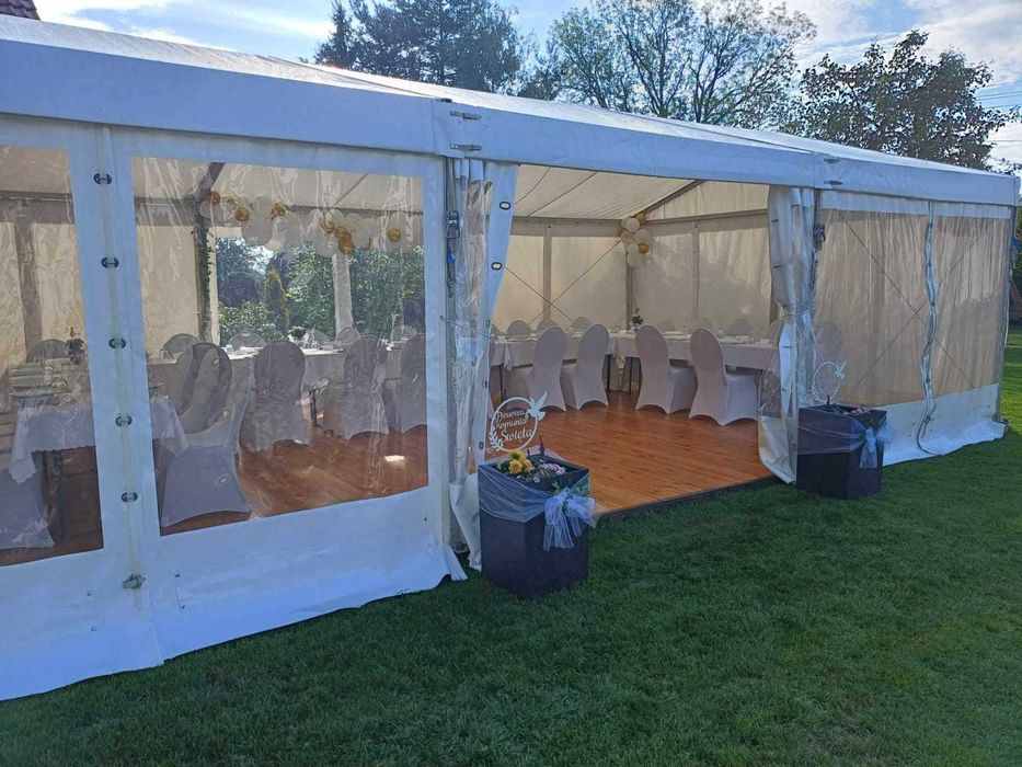 Namioty stoły krzesła scena hala namiotowa