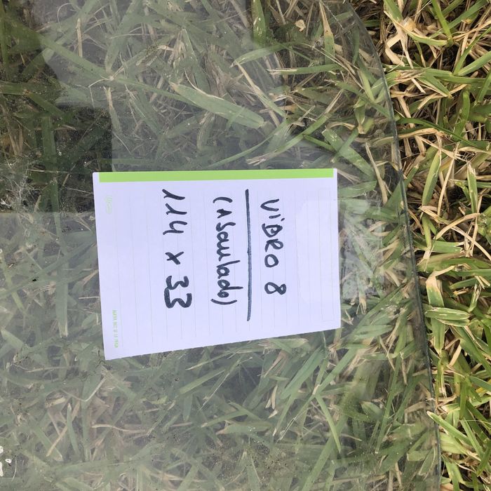 Dois vidros de automóveis antigos