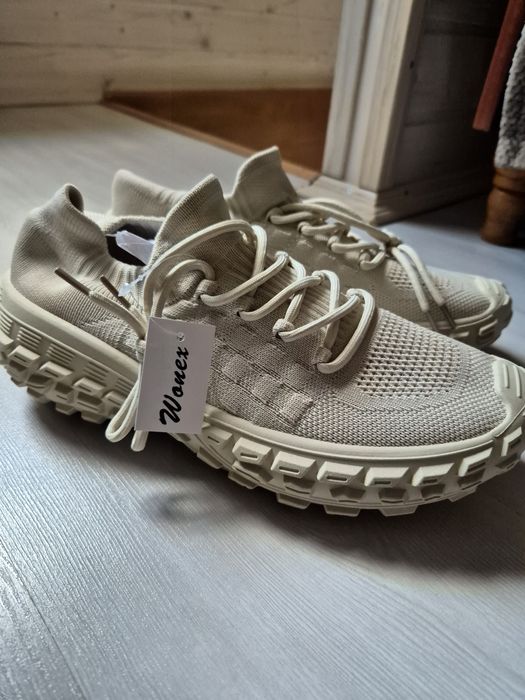 Продам нові кросівки