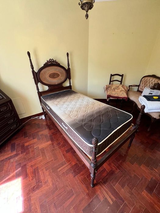 Cama solteiro palhinha e madeira trabalhada