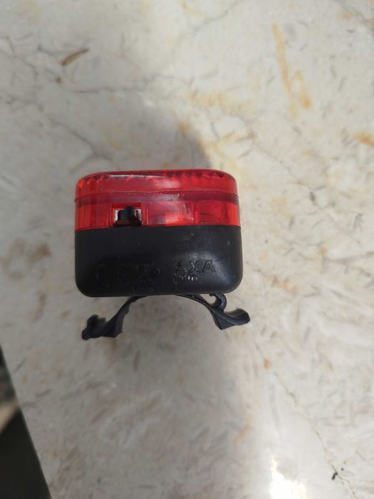 Luz traseira para bicicleta ou trotinetes.