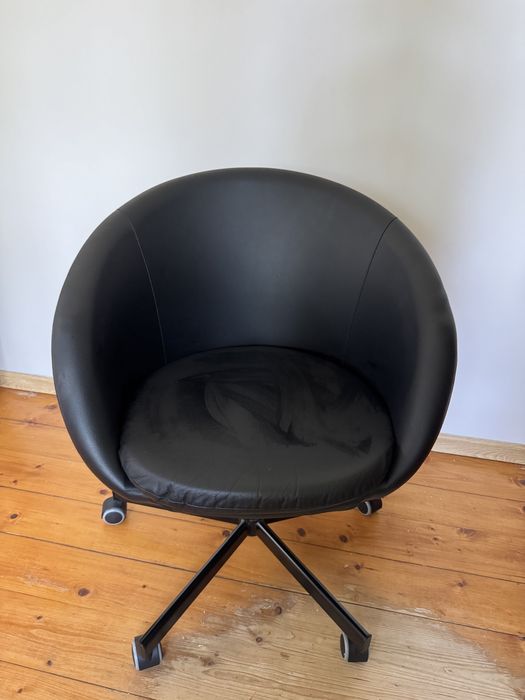 Nowoczesne krzesło obrotowe IKEA – czarne, designerskie