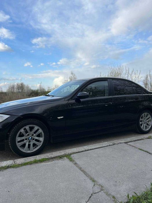 Продам Бмв е90 2006р не розмитнену в гарному стані....  2л дизіль,на миханікі 6ступка їде бодро розхот топлива 5-7л на 100км ціна 3500₴ торг возле кап