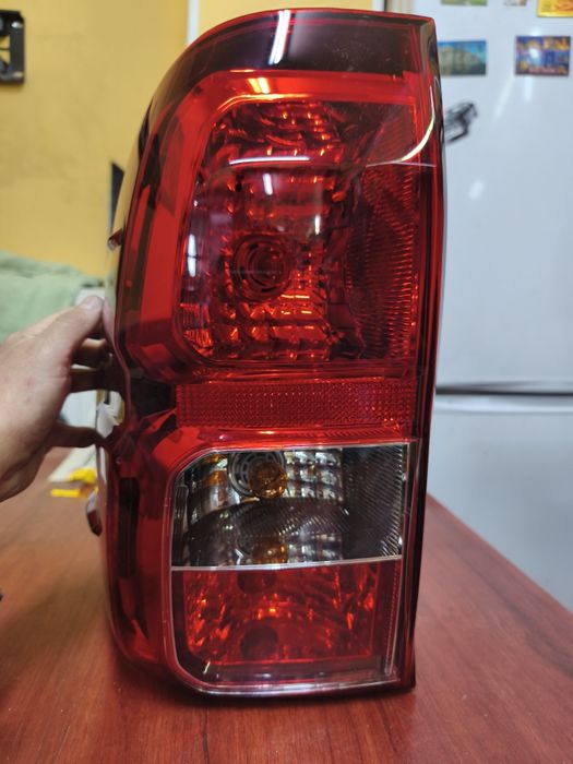 Задній лівий фонарь на Toyota Hilux 2015-20р.в. Оригінал