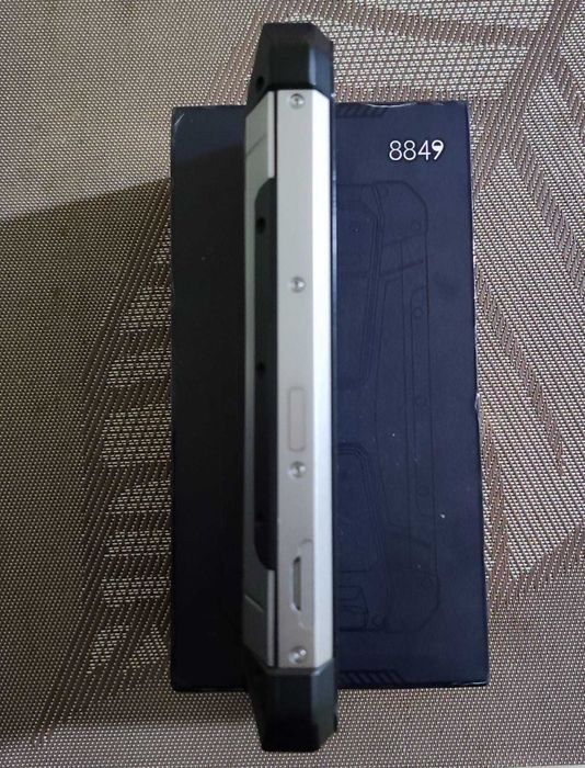 Telemóvel TANK 2 com projetor