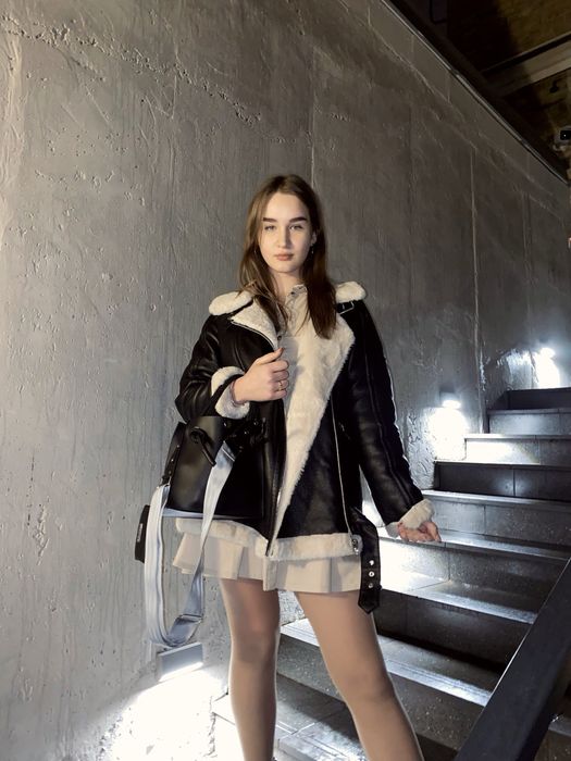 Дублянка шкіряна чорна з білим хутром