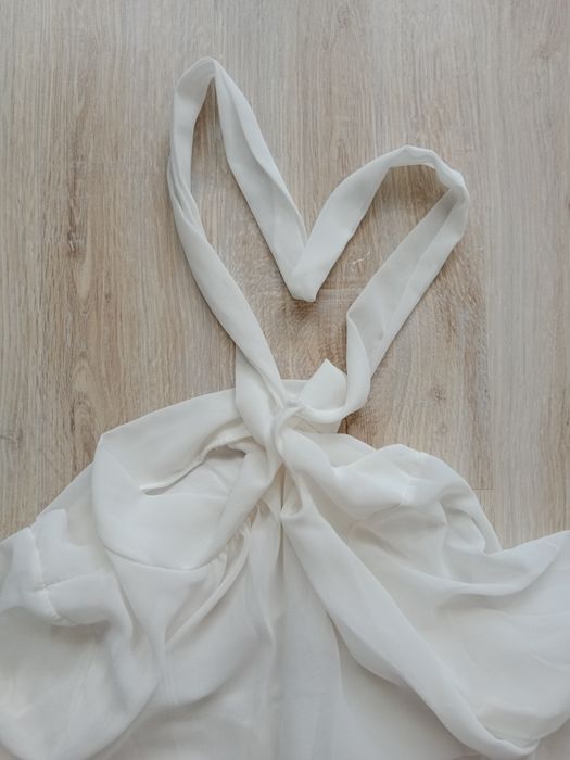 Biała koszula z wiązaniem