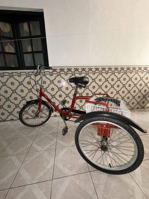 Triciclo/Bicicleta com 3 rodas para adulto, com cesto traseiro grande.
