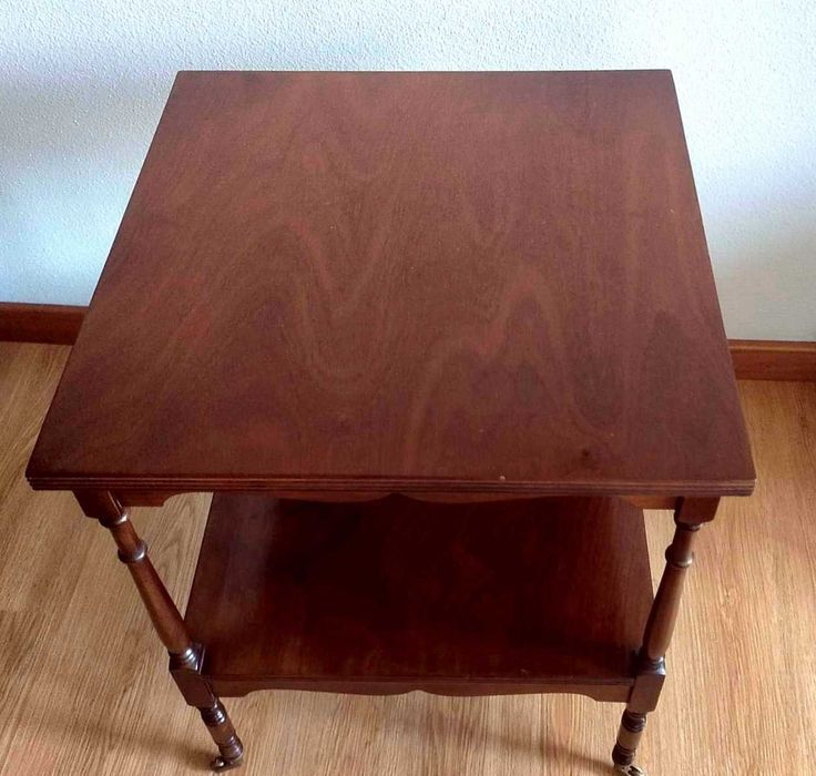 Mesa de Canto "Cayres" Quadrada em estilo Inglês de Mogno Maciço