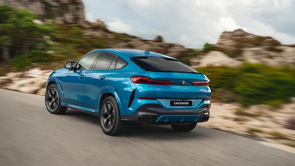 BMW X6 niebieskie od tyłu podczas jazdy