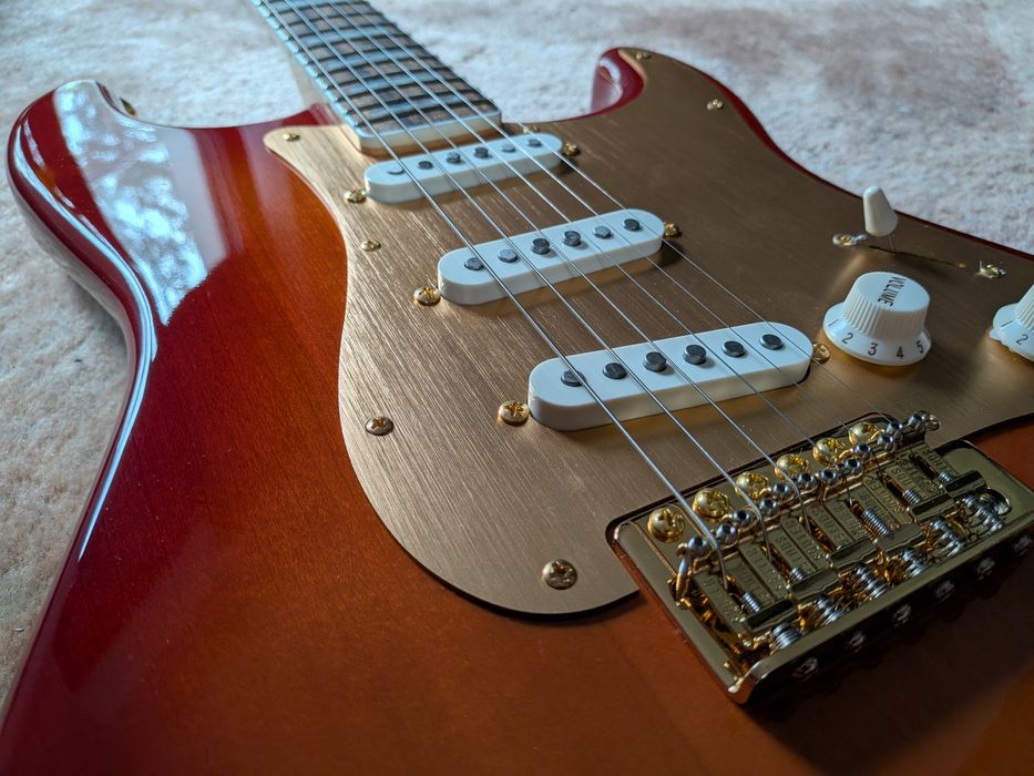 Squier Stratocaster by Fender, 40th Anniversary Gold Edition, nowa gitara elektryczna z pokrowcem