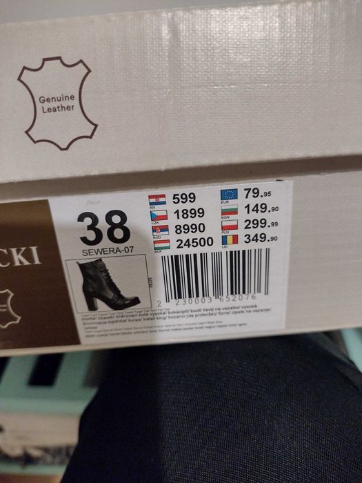 Botki czarne ze skóry naturalnej firmy Lasocki, rozmiar 38