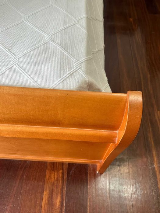 Cama de Solteiro em Madeira em Ótimo Estado