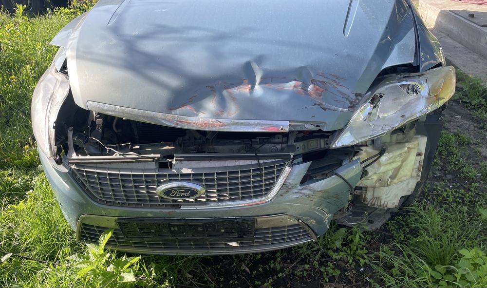 Ford mondeo mk4 після удару на повному ходу