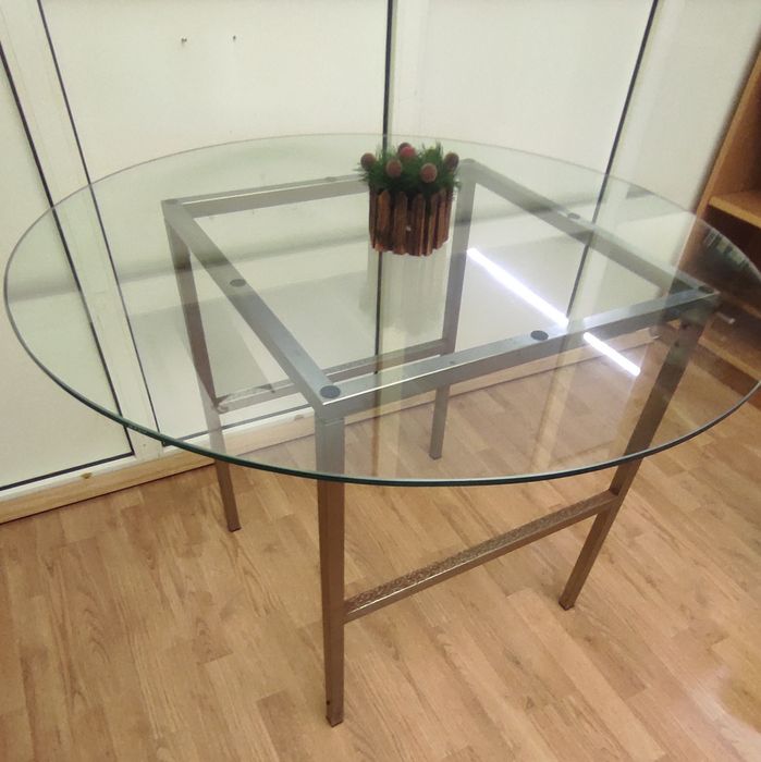 Mesa com tampo de vidro